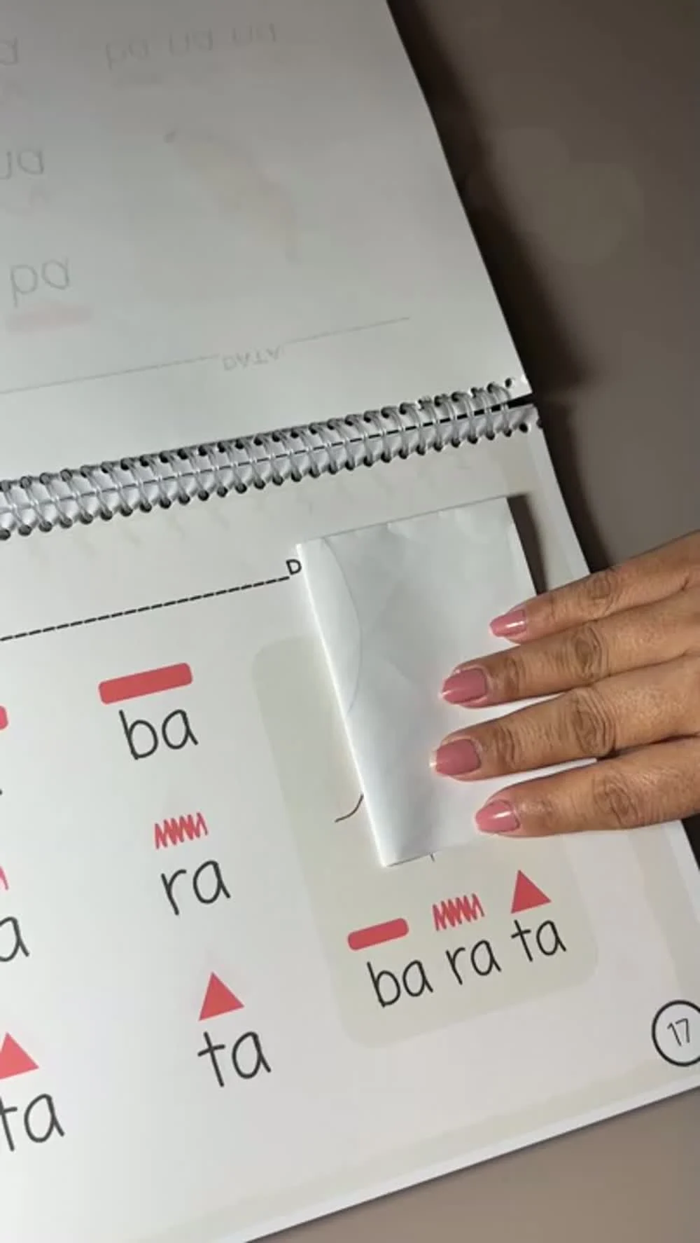 Criança usando uma atividade do Kit de Grafismo Fonético